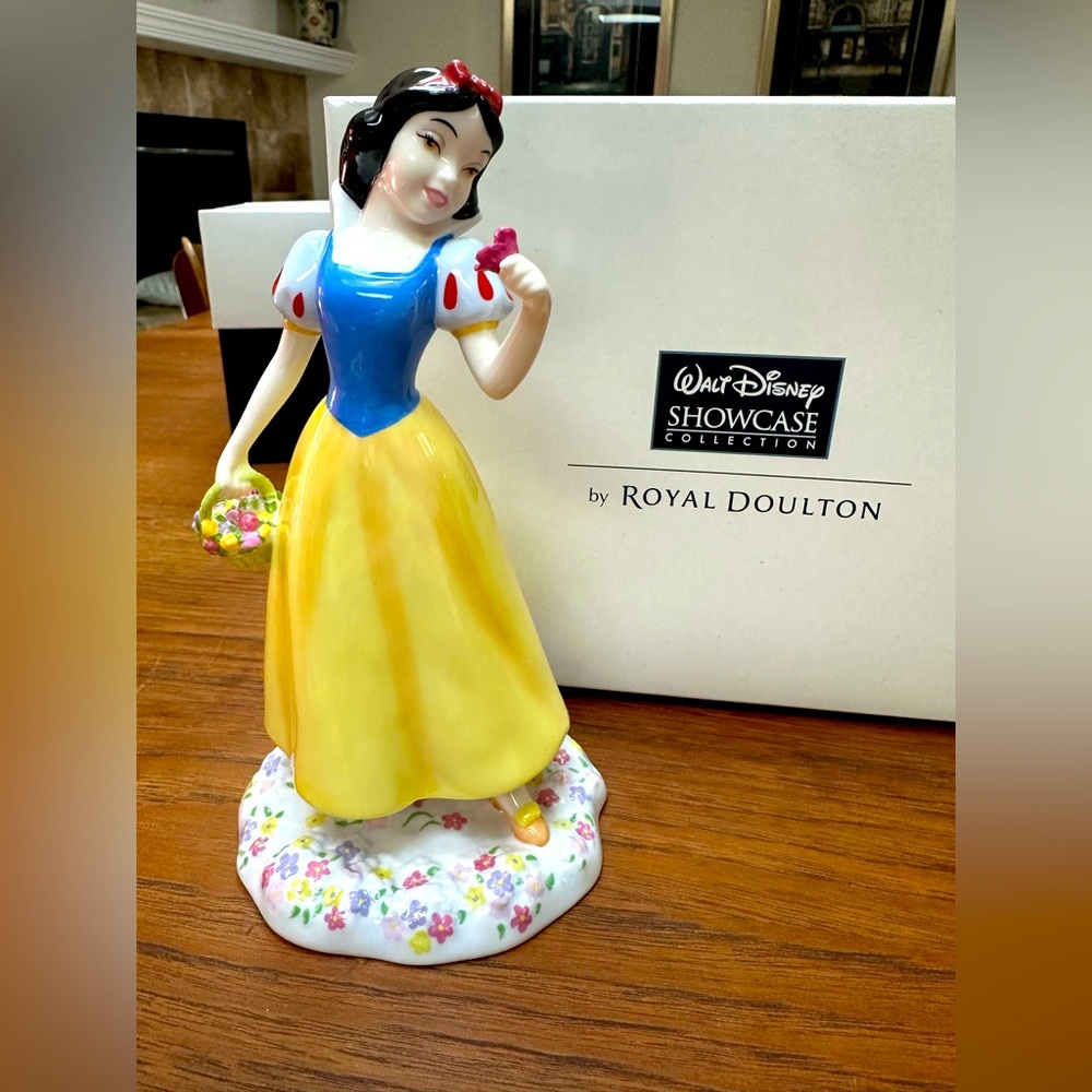 Walt Disney Showcase by Royal Doulton Snow White Figurine - NIB 7”